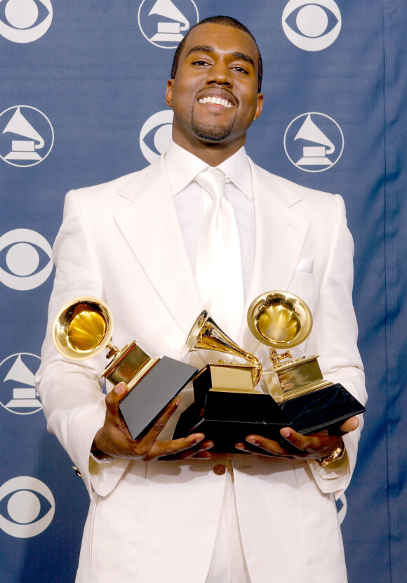 Kanye West et ses Grammy de Meilleur album rap et meilleure chanson rap aux 47e Grammy Awards. Los Angeles, février 2005.