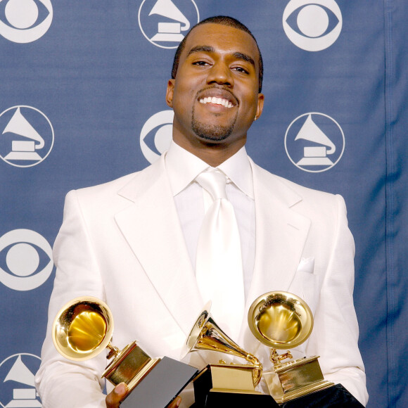 Kanye West et ses Grammy de Meilleur album rap et meilleure chanson rap aux 47e Grammy Awards. Los Angeles, février 2005.