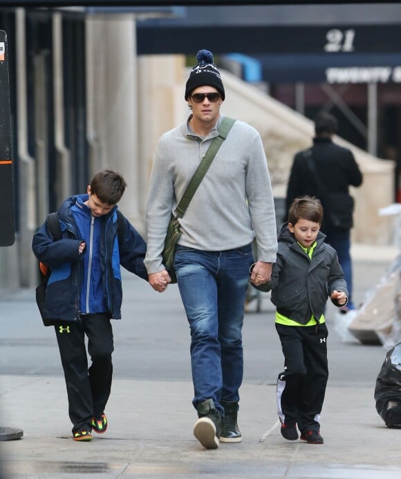 Exclusif - Gisele Bündchen et son mari Tom Brady se promènent avec leurs enfants Vivian et Benjamin à New York, et avec le fils de Tom, John Edward Thomas Moynahan, le 30 janvier 2016.