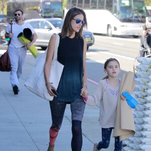 Exclusif - Alessandra Ambrosio, son mari Jamie Mazur et leur fille Anja se rendent à leur cours de yoga à Santa Monica le 21 février 2016.