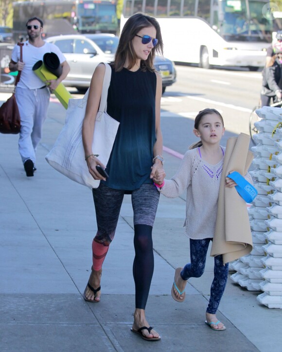 Exclusif - Alessandra Ambrosio, son mari Jamie Mazur et leur fille Anja se rendent à leur cours de yoga à Santa Monica le 21 février 2016.
