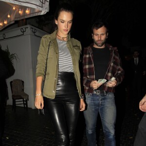 Alessandra Ambrosio et son compagnon Jamie Mazur quittent le Chateau Marmont après un dîner le 25 février 2016.