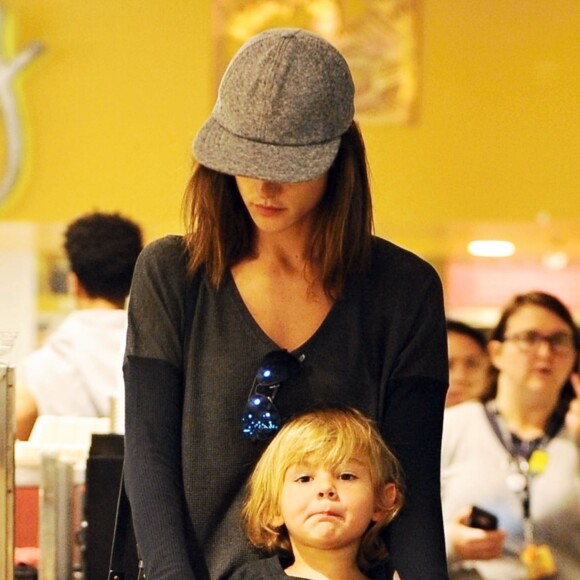 Alessandra Ambrosio se promène et va faire ses courses avec son fils Noah à Brentwood le 19 février 2016.