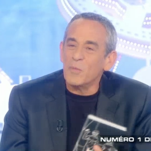 Pascal Obispo refuse de parler de sa vie privée et essuie quelques blagues de l'animateur Thierry Ardisson. Emission "Salut les Terriens !", sur Canal+, le 28 février 2016.