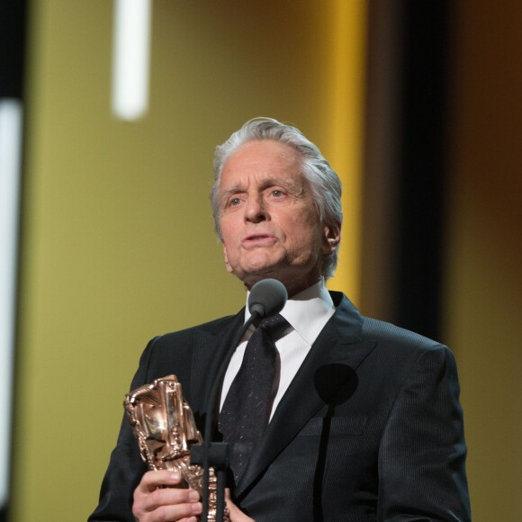 Michael Douglas recevant son César d'honneur lors de la 41e cérémonie des César au théâtre du Châtelet à Paris le 26 février 2016. © Olivier Borde / Dominique Jacovides / Bestimage