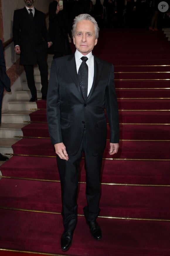 L'acteur Michael Douglas arrive à la 41ème cérémonie des César au théâtre du Châtelet à Paris le 26 février 2016.