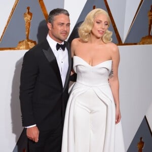 Taylor Kinney et sa compagne Lady Gaga lors de la 88ème cérémonie des Oscars au Dolby Theatre à Hollywood. Le 28 février 2016