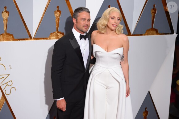 Taylor Kinney et sa compagne Lady Gaga lors de la 88ème cérémonie des Oscars au Dolby Theatre à Hollywood. Le 28 février 2016