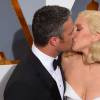 Taylor Kinney et sa compagne Lady Gaga lors de la 88ème cérémonie des Oscars au Dolby Theatre à Hollywood. Le 28 février 2016