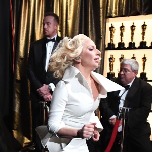 Lady Gaga retourne en coulisses après son émouvante prestation lors de la 88e cérémonie des Oscars, au Dolby Theatre d'Hollywood, Los Angeles, le 28 février 2016