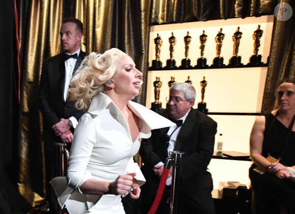 Lady Gaga retourne en coulisses après son émouvante prestation lors de la 88e cérémonie des Oscars, au Dolby Theatre d'Hollywood, Los Angeles, le 28 février 2016