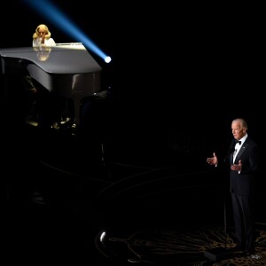 Le vice-président des Etats-Unis Joe Biden présente la chanteuse Lady Gaga avant qu'elle interprète son titre Til It Happens To You tiré du film documentaire The Hunting Ground lors de la 88e cérémonie des Oscars à Los Angeles, le 28 février 2016