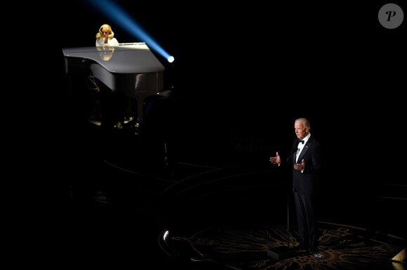 Le vice-président des Etats-Unis Joe Biden présente la chanteuse Lady Gaga avant qu'elle interprète son titre Til It Happens To You tiré du film documentaire The Hunting Ground lors de la 88e cérémonie des Oscars à Los Angeles, le 28 février 2016