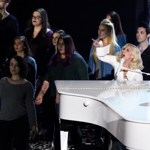 Lady Gaga sur la scène de la 88e cérémonie des Oscars, interprète son titre Til It Happens To You au Dolby Theatre d'Hollywood, Los Angeles, le 28 février 2016