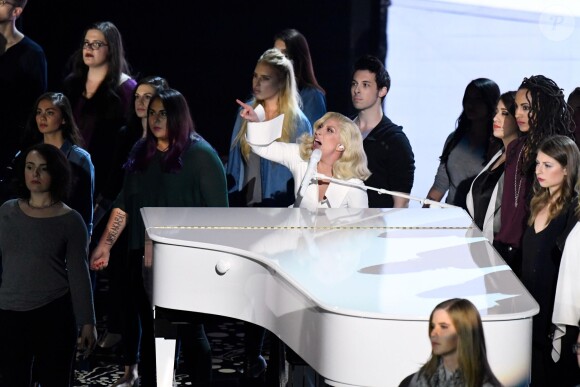 Lady Gaga sur la scène de la 88e cérémonie des Oscars, interprète son titre Til It Happens To You au Dolby Theatre d'Hollywood, Los Angeles, le 28 février 2016