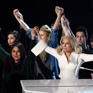 Lady Gaga sur la scène de la 88e cérémonie des Oscars, interprète son titre Til It Happens To You au Dolby Theatre d'Hollywood, Los Angeles, le 28 février 2016