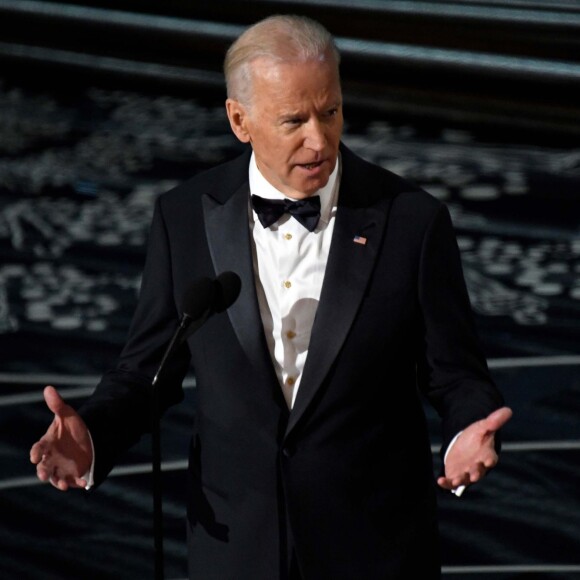 Le vice-président des Etats-Unis Joe Biden présente la chanteuse Lady Gaga avant qu'elle interprète son titre Til It Happens To You tiré du film documentaire The Hunting Ground lors de la 88e cérémonie des Oscars à Los Angeles, le 28 février 2016