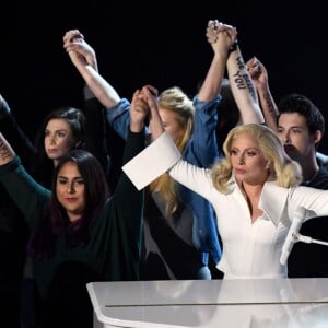 Lady Gaga sur la scène de la 88e cérémonie des Oscars, interprète son titre Til It Happens To You au Dolby Theatre d'Hollywood, Los Angeles, le 28 février 2016