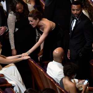 Jennifer Garner félicite Lady Gaga au Dolby Theater de Los Angeles, le 28 février 2016