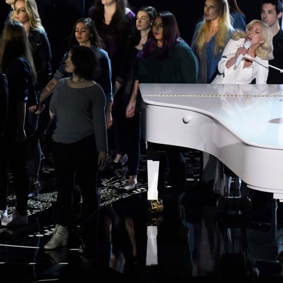 Lady Gaga sur la scène de la 88e cérémonie des Oscars, interprète son titre Til It Happens To You au Dolby Theatre d'Hollywood, Los Angeles, le 28 février 2016