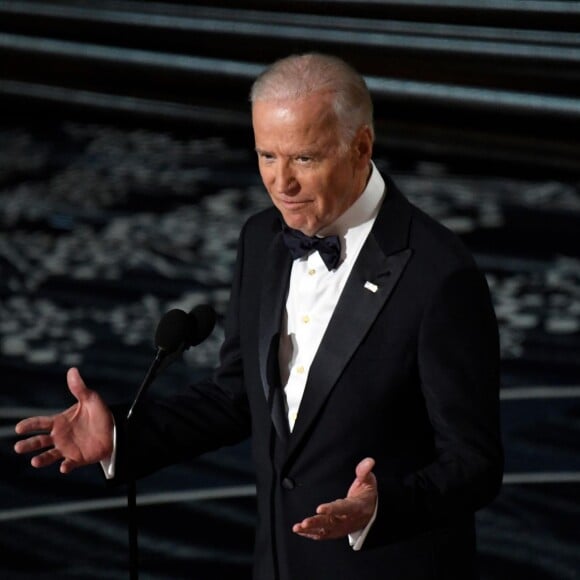 Le vice-président des Etats-Unis Joe Biden présente la chanteuse Lady Gaga avant qu'elle interprète son titre Til It Happens To You tiré du film documentaire The Hunting Ground lors de la 88e cérémonie des Oscars à Los Angeles, le 28 février 2016