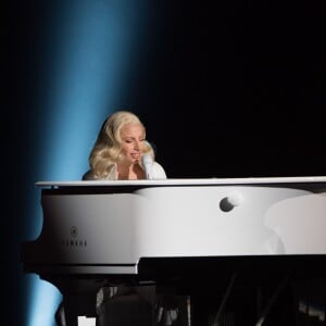 Lady Gaga sur la scène de la 88e cérémonie des Oscars, interprète son titre Til It Happens To You au Dolby Theatre d'Hollywood, Los Angeles, le 28 février 2016