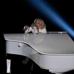 Lady Gaga sur la scène de la 88e cérémonie des Oscars, interprète son titre Til It Happens To You au Dolby Theatre d'Hollywood, Los Angeles, le 28 février 2016