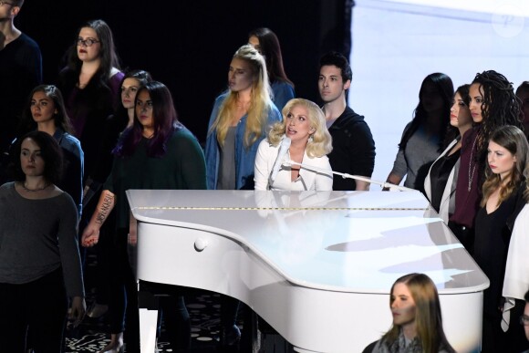 Lady Gaga sur la scène de la 88e cérémonie des Oscars, interprète son titre Til It Happens To You au Dolby Theatre d'Hollywood, Los Angeles, le 28 février 2016