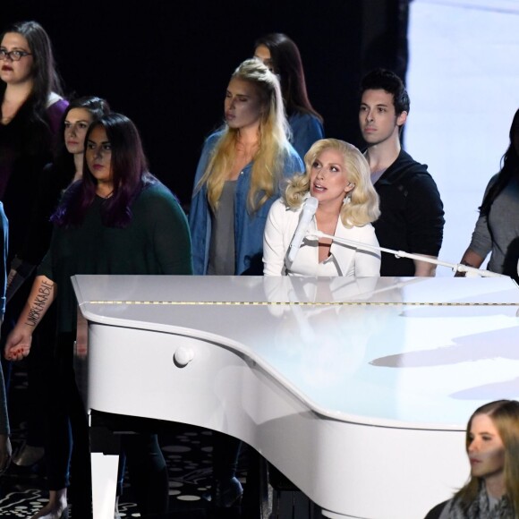 Lady Gaga sur la scène de la 88e cérémonie des Oscars, interprète son titre Til It Happens To You au Dolby Theatre d'Hollywood, Los Angeles, le 28 février 2016