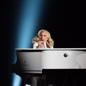 Lady Gaga sur la scène de la 88e cérémonie des Oscars, interprète son titre Til It Happens To You au Dolby Theatre d'Hollywood, Los Angeles, le 28 février 2016