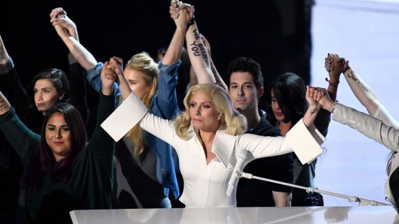 Lady Gaga interprète son titre Til It Happens To You lors de la 88e cérémonie des Oscars à Los Angeles, le 28 février 2016. Vidéo publiée sur Youtube, le 28 février 2016.