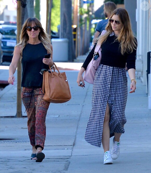 Jessica Biel se promène avec une amie dans les rues de West Hollywood. Les deux amies se sont arrêtées au restaurant de Jessica "Au Fudge". Le 16 février 2016