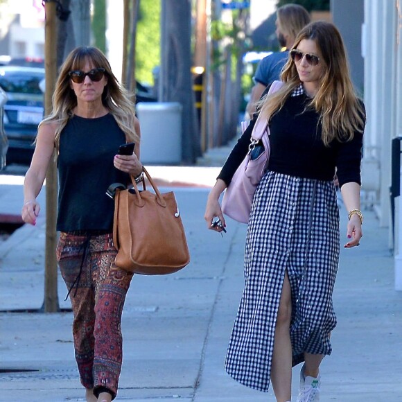 Jessica Biel se promène avec une amie dans les rues de West Hollywood. Les deux amies se sont arrêtées au restaurant de Jessica "Au Fudge". Le 16 février 2016