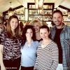 Beverley Mitchell a publié une photo en compagnie de ses anciens partenaires de scène de la série Sept à la maison réunis dans le nouveau restaurant de Jessica Biel sur sa page Instagram, le 27 février 2016.