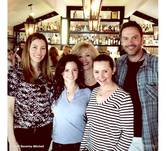 Beverley Mitchell a publié une photo en compagnie de ses anciens partenaires de scène de la série Sept à la maison réunis dans le nouveau restaurant de Jessica Biel sur sa page Instagram, le 27 février 2016.