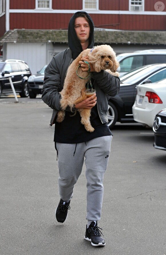Patrick Schwarzenegger se promène avec son chien à Los Angeles le 9 janvier 2016