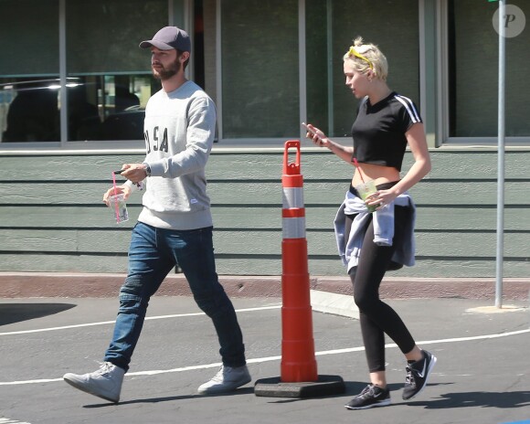 Semi-Exclusif - Patrick Schwarzenegger et sa petite amie Miley Cyrus sont allés déjeuner à Sherman Oaks, le 2 avril 2015