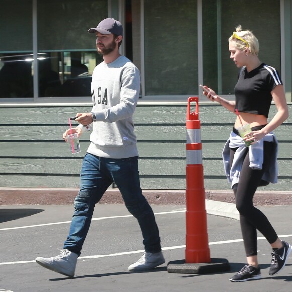 Semi-Exclusif - Patrick Schwarzenegger et sa petite amie Miley Cyrus sont allés déjeuner à Sherman Oaks, le 2 avril 2015