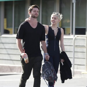 Semi-Exclusif - Miley Cyrus et son compagnon Patrick Schwarzenegger sont repérés à la sortie du restaurant "Taco Hugo" à Studio city le 22 janvier 2015 au retour de leur escapade amoureuse à Hawaï.