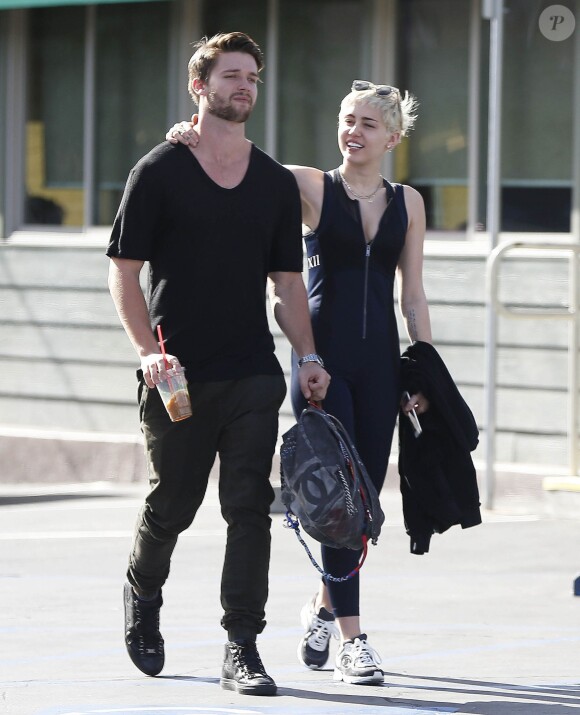 Semi-Exclusif - Miley Cyrus et son compagnon Patrick Schwarzenegger sont repérés à la sortie du restaurant "Taco Hugo" à Studio city le 22 janvier 2015 au retour de leur escapade amoureuse à Hawaï.