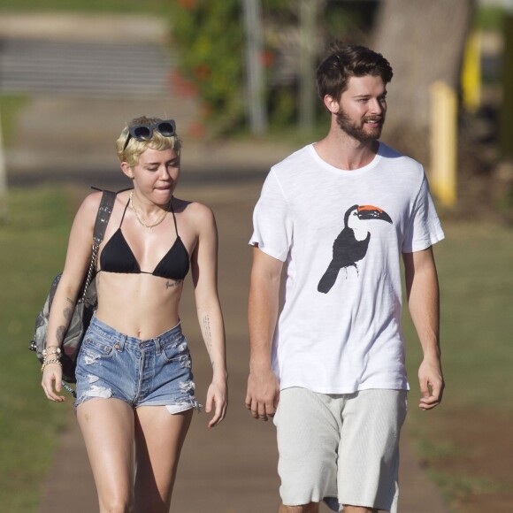 Exclusif - Miley Cyrus et son petit ami Patrick Schwarzenegger en vacances sur la plage de Maui à Hawaï le 21 janvier 2015.