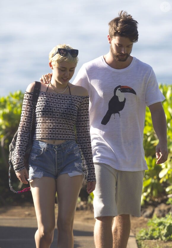 Exclusif - Miley Cyrus et son petit ami Patrick Schwarzenegger en vacances sur la plage de Maui à Hawaï le 21 janvier 2015.