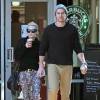 Exclusif - Miley Cyrus et son petit ami Liam Hemsworth ont achete des boissons au Starbucks a Los Angeles Le 22 decembre 2012