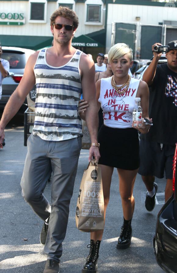 Miley Cyrus et Liam Hemsworth dans les rues de Studio City, le 11 septembre 2012