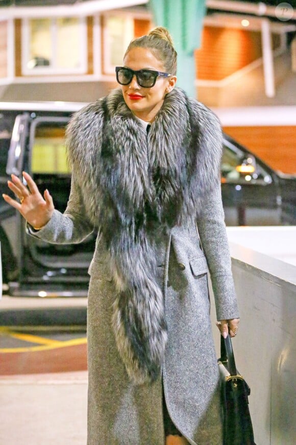 Jennifer Lopez arrive au Chelsea Piers Studio à New York le 1er mars 2016.