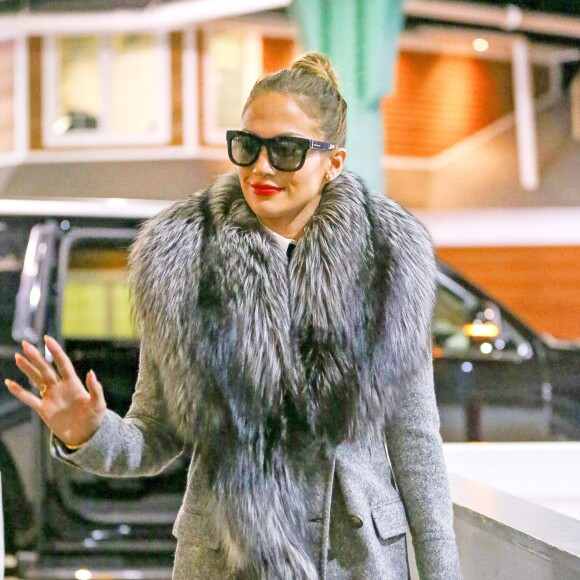 Jennifer Lopez arrive au Chelsea Piers Studio à New York le 1er mars 2016.