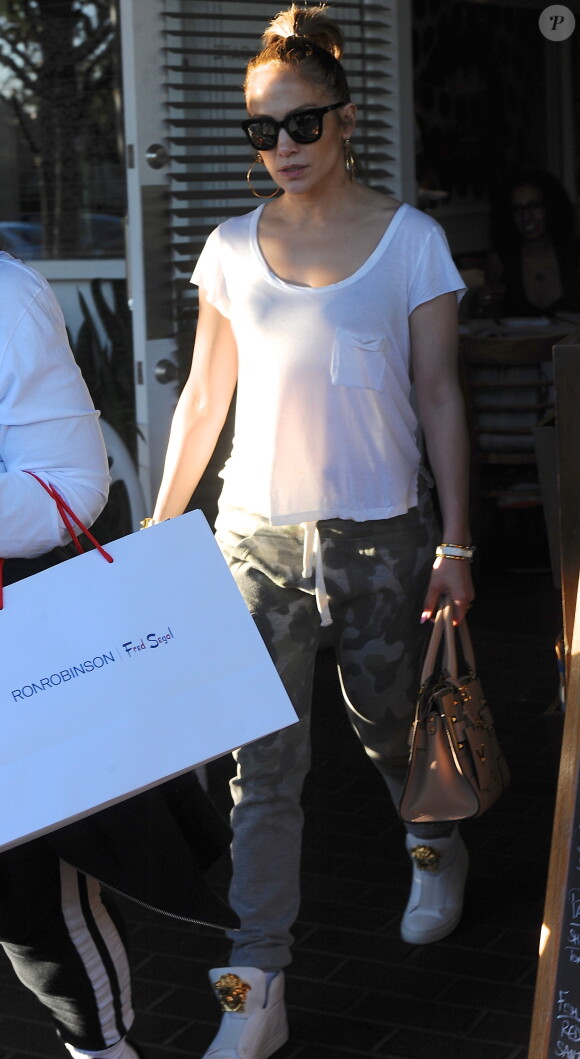Jennifer Lopez à la sortie d'un restaurant à Los Angeles, le 15 février 2016. © CPA/Bestimage
