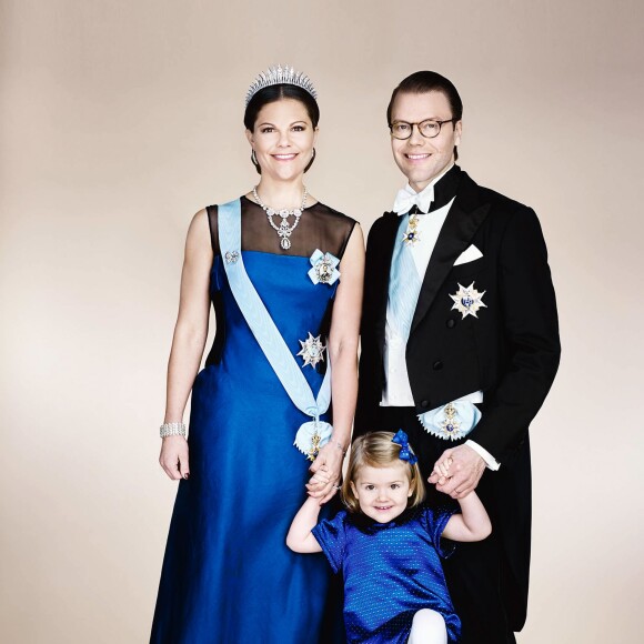 La princesse Victoria et le prince Daniel de Suède avec la princesse Estelle, portrait officiel par Anna-Lena Ahlström en 2015. La princesse Victoria a accouché d'un petit garçon le 2 mars 2016 à 20h28 à l'hôpital Karolinska, au nord de Stockholm.