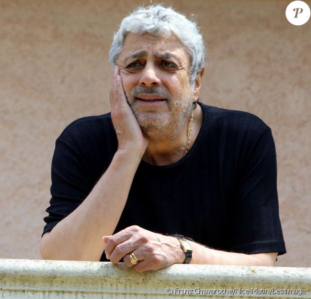 Exclusif - Enrico Macias pose à l'hôtel Mas Bellevue de Saint-Tropez, le 28 juillet 2014.