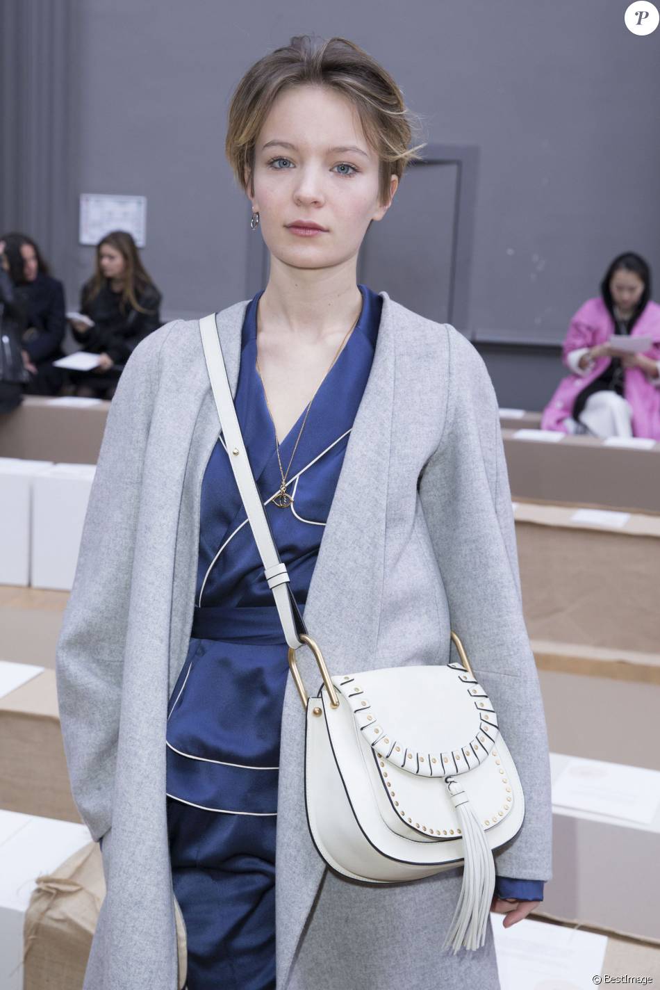 Diane Rouxel assiste au défilé Chloé (collection automne-hiver 2016 ...
